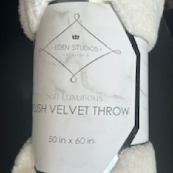 Eden Studios Quality Plush Velvet Throw - NWT - Picture 1 of 2